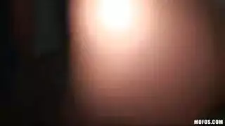 تعشق نيك الطيز و تتناك من خرم طيزها الواسع و رفيقها يجيب لبنه جواها