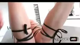 أم ممتلئة الصدر يدمر فتحة شرجها بقضيب كبير