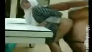 أخذها جانبًا لمشهد بورن خشن ومتعرق