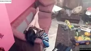 عاهرة ذات جلد حليبي بمؤخرة رائعة تأخذ جولة وفمًا مليئًا