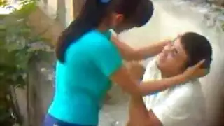 حفلة جنس مراهقين: ثنائي مثير يمارس الجنس بقوة في حديقة عامة