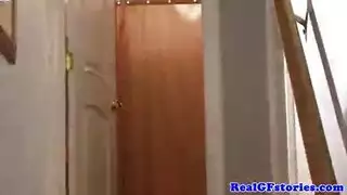 زوجة خائنة تأخذ قضيبًا كبيرًا من صديق زوجها وتتلقى قذفًا على وجهها
