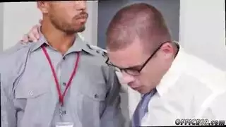 إيقاظ صديقه بمداعبة قضيبه ثم التوسل لممارسة جنس شرجي صارم
