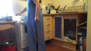 يغتصب زوجة اببه في مطبخ