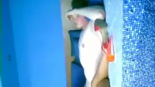 سمراء وشقراء ساخنة في مقص وأصابع