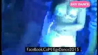 بنت ترقص بدون ملابس وتهز طيزها الكبير وتطلع كسها