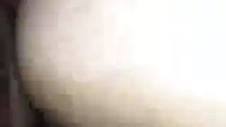 زوجة الأب تنزل، تبلع بعمق وتلعق الخصيتين من أجل هزة جماعية كبيرة