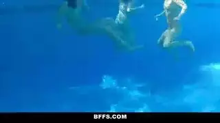 جنس سحاق جماعي: وليمة فرج ثلاثية في المنزل