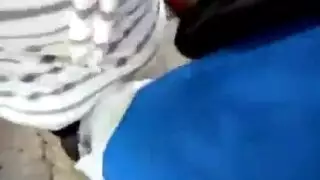 حشّاش الفتحات العلني: رجل ينك حافلة في الشارع