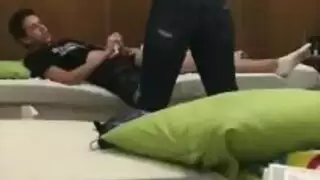 واحد راح لوحده البيت عشان يشتري البيت فا نكها هو وصحبه
