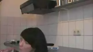 ٦ تحلب زبه وهي تركض وتطعمه ثدييها