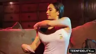 نيك بنت مجنونة على أربع