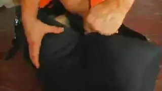 حركة جنس شرجي مزدوجة عنيفة قضيبان غليظان يمددان طيزها