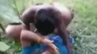 جنس مزرعة محرم: شاب مصري يضاجع زوجة أبيه في العراء