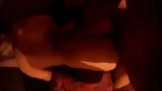 هواة ذوو أثداء كبيرة يتمددون بقضيب ضخم