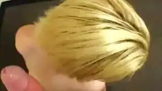 شقراء فاتنة امتص ديك سائق سيارة أجرة ثم مارس الجنس معها بشدة على الأرض