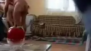 كاميرا تجسس للجار تلتقطه وهو يملأ طيز الفتاة السورية