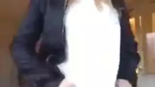 فتاة سويدية مذهلة ترقص رقصًا إباحيًا وتهز مؤخرتها على أوميجل