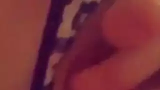 انتبهوا لكس أحمر: فتاة جزائرية تداعب نفسها بقوة في عرض كاميرا خاص