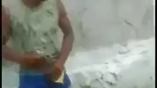 شاهد فتاه عربية ممحونة تلعب في زب اخوها و تستمني له قبل أن ينيكها