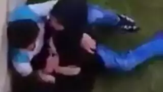 حبيبة مغربية محجبة تُمسك بوضعية الكلب على العشب