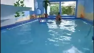 لقاء سريع للخيانة: نيك عميق في الكس بالمطبخ