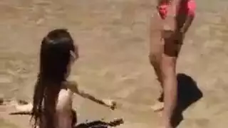 أوجى على الشاطئ: أجانب ينكحون فتيات محليات في الرمال