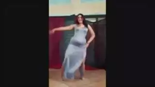 فتاة عربية ذات صدر كبير تقدم عرض تعري وجنس خاص