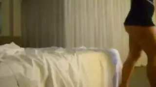 رقصة غرفة نوم مغرية تؤدي إلى مص عميق وجنس خشن