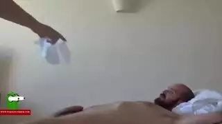 الاخ نائما ولاخت الممح نة تركب على وجه