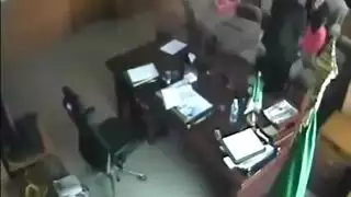 نكاح شركاتي: الرئيس يضرب سكرتيرته المسلمة على أثاث المكتب