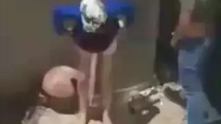 تجسس سري من على السطح يصور رجلاً يضرب جارته الميلف التي تئن