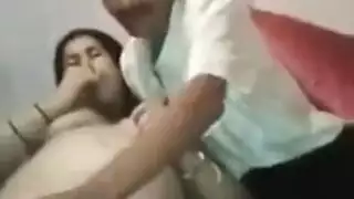 عاهرة مغربية ساخنة تفتح ساقيها على السرير، كسها المبلل مستعد للضرب