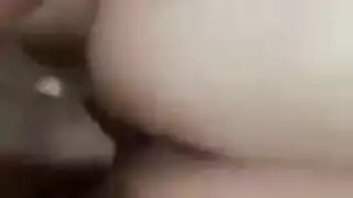تتعرى، تغويه، وتظهر مؤخرتها وفرجها في سكس عربي ساخن