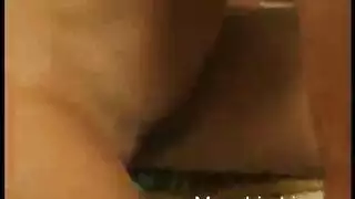 شقراء مومس تأخذ زب في الشرفة، تلهث وتئن بعنف