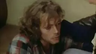 لاتيني إكس إكس إكس: فرخة نار على ظهرها تئن من قضيب قاس