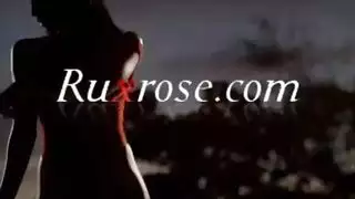 مص من منظور الرجل: لحس القضيب والخصيتين قبل قذف على وجهها