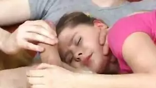 أخ ينيك كس أخته الضيق بينما الأبوان في العمل