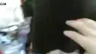 إباحية سرية: عاهرة محجبة تكشف صدرها لجلسة تحسس عامة