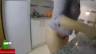 الطهي يتحول إلى جنس قوي على أرضية المطبخ