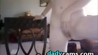 وجه الجلوس على ركبتيها وقحة