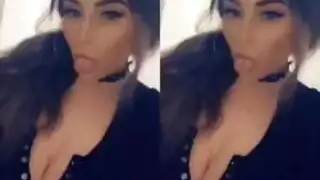 مص القضيب والبيض يؤدي إلى مشهد إباحي خارجي