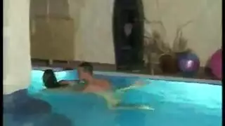 أداة قضيب شاحبة تملأ كل فتحات شخصية أم ممتلئة الجسم