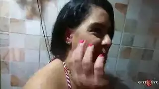 الفاتنة ذات الجسم الناعم نتاليا برادو تكشف حلقة كسها أمام الكاميرا