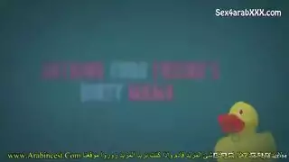 عاهرة صابونية تأخذ شرج خشن في الحمام