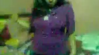 شرموطة ساخنة من سوهاج تقدم تعرياً جامحاً إكس إكس إكس
