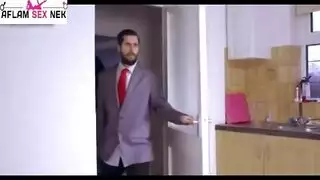 الزوج الخائن : عامل التوصيل اوصل الزهور للزوجة بدل العشيقة جعلته ينيكها مترجم