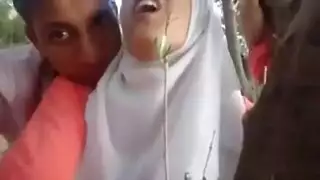 عشاق مغاربة يتبادلون القبلات الحميمة والمداعبات الشهوانية