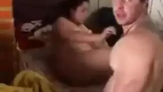 أخ الزوج يمارس الجنس مع زوجته بوضعية الكلب والزوج يشاهد