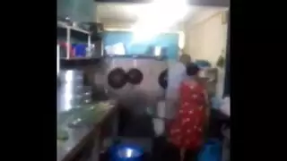 عجوز سريلانكي ينيك زوجة ابنه في المطبخ
